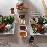 Adonis מלון